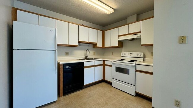 Building Photo - $1,260 | 3 Bedroom, 1 Bathroom Apartment |...