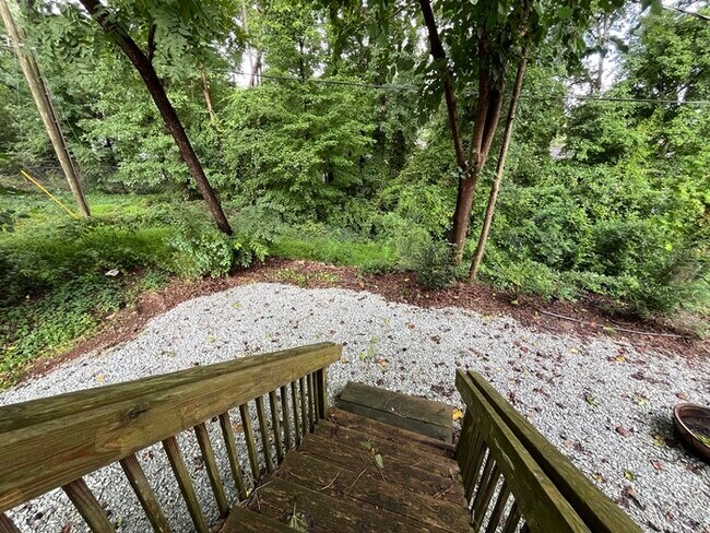 Building Photo - Adorable 2 Bed 1 Bath Available NOW!
