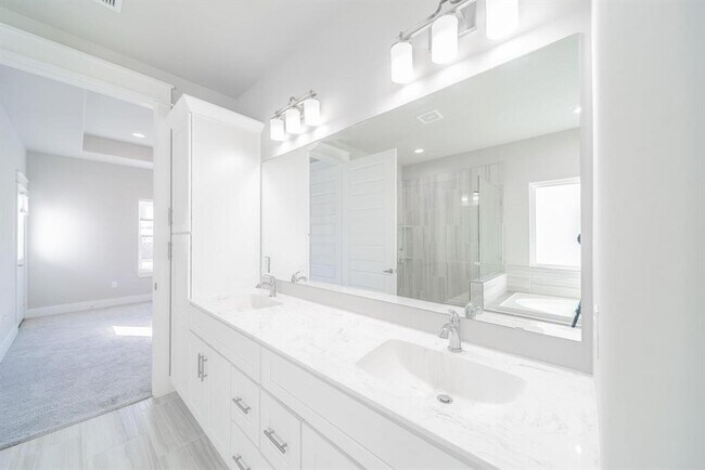 Building Photo - 2507 Des Chaumes St