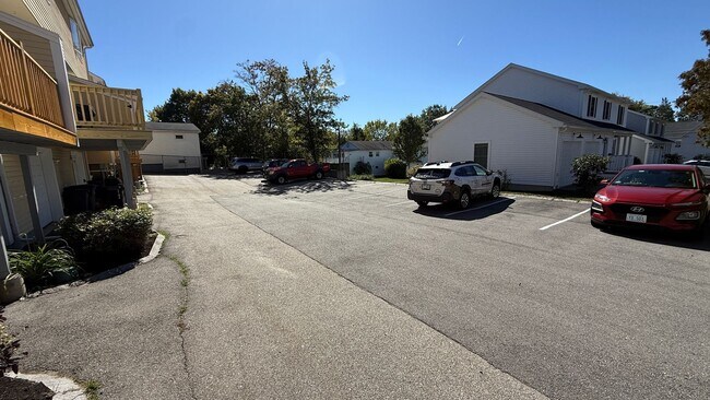 Building Photo - 2 BR with hardwood, private entrance/deck,...