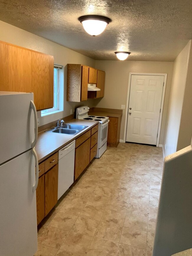 Building Photo - 4 Bedroom 2 Bathroom Home Near Thurston