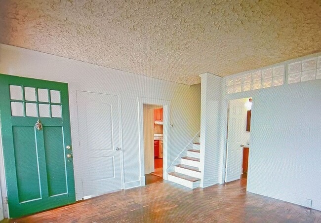 Building Photo - Minutes to Campus / 5 Bedroom / 2 Bathroom