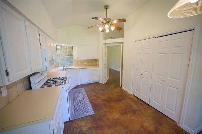 Building Photo - 6000 La Naranja Ln