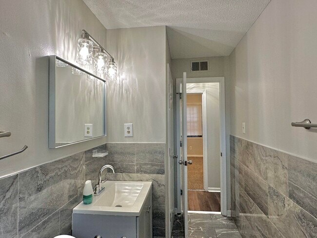 Building Photo - 4167 Cochese Rd