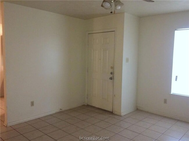 Building Photo - 701 San Saba Dr