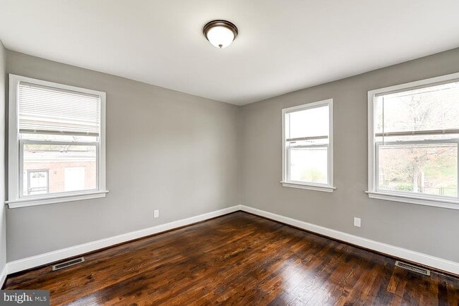 Building Photo - 707 Congress St SE