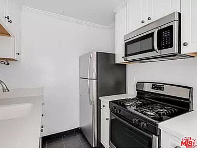 Building Photo - 852 11th St