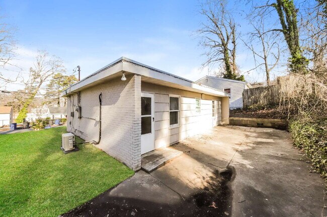Building Photo - "Cozy 2-Bedroom Gem on Bond Street – Pet-Friendly Winston-Salem!"