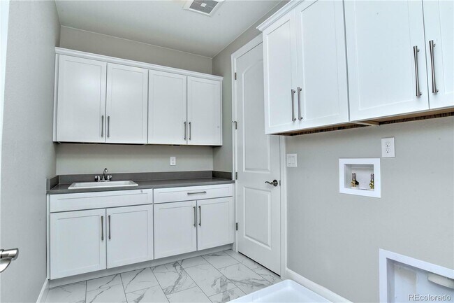 Building Photo - 6040 S Olive Ct