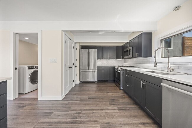 Building Photo - 5 bed 3.5 Bath Home in North Boulder W/Large Backyard, Swimming Pool & Jacuzzi!  Pool Upkeep Incl...