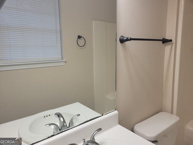 Building Photo - 5 Rockcreek Dr