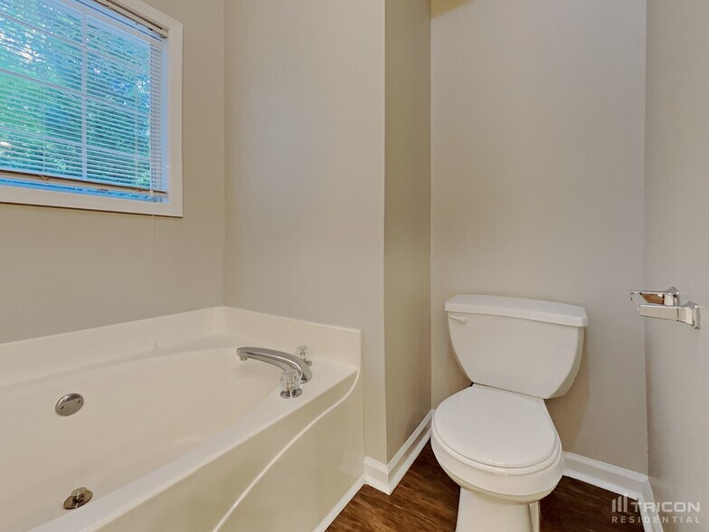Building Photo - 408 Crested View Dr