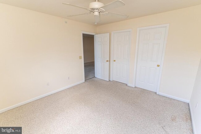 Building Photo - 3500 Sanibel Cir