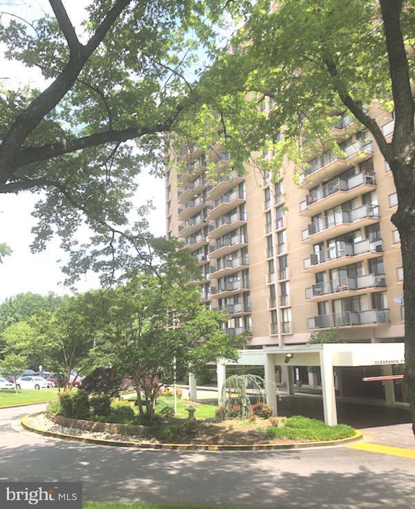 Building Photo - 6100 Westchester Park Dr