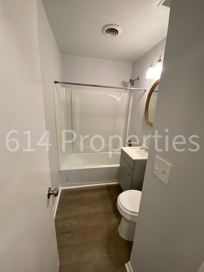 Building Photo - Quiet 3 bed 1 bath Home