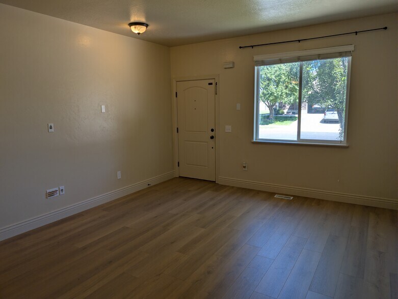 Building Photo - 140 E 620 S