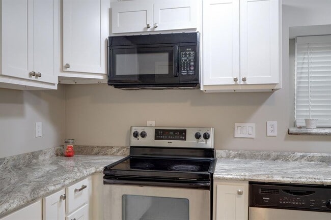 Building Photo - 2912 Camelot Ln