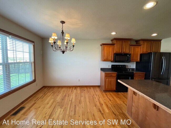 Building Photo - 4 br, 2 bath House - 792 S Hackberry Ave