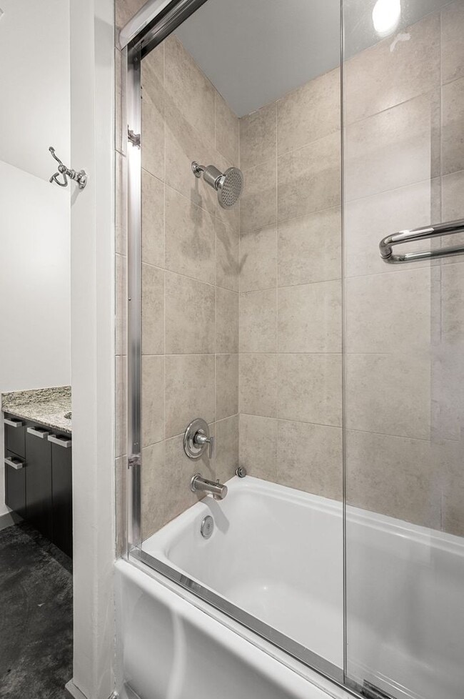 Building Photo - Awesome 1BE/1BA Condo in the Gulch w/2-res...