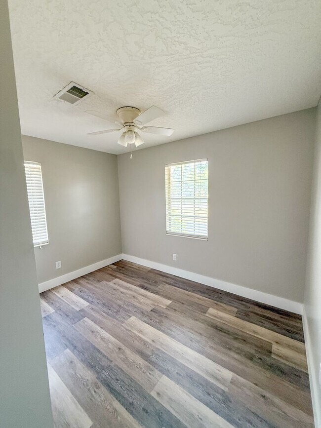 Building Photo - Charming Renovated Brick Home in Fort Walt...