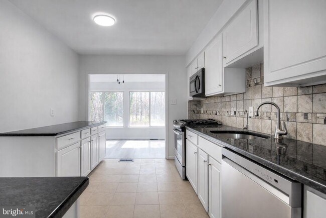 Building Photo - 49 Brambling Ln