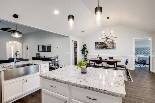 Building Photo - 858 Goodale Dr