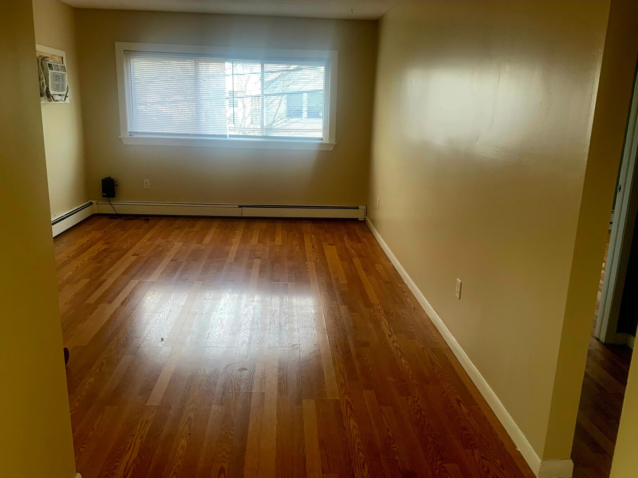 Living room - 712 John St