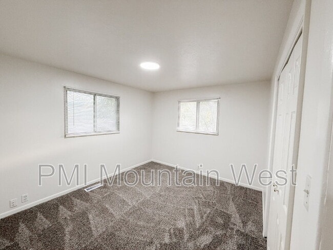 Building Photo - 698 Doren Dr