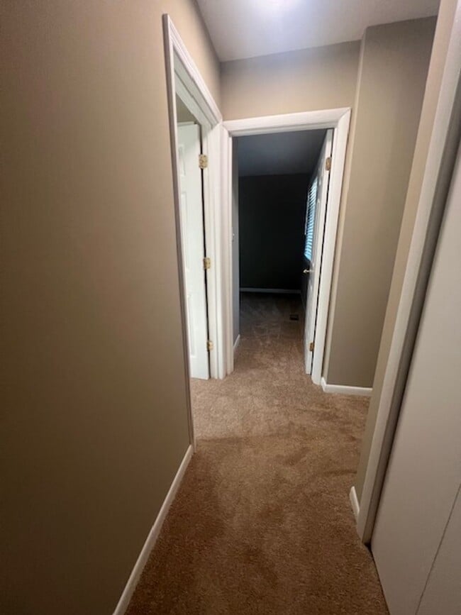 Building Photo - NICE WELL MAINTAINED TOWNHOME