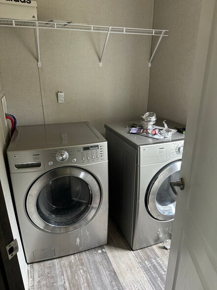 Building Photo - 5565 Bermuda Dr