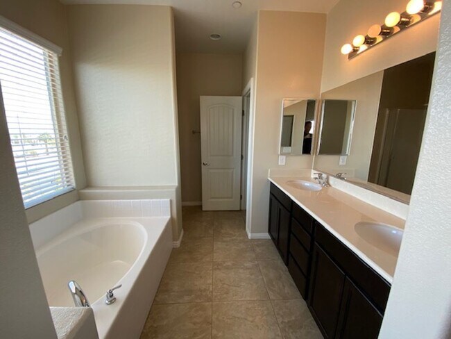 Building Photo - Henderson 3 Bedroom Single Family Home!