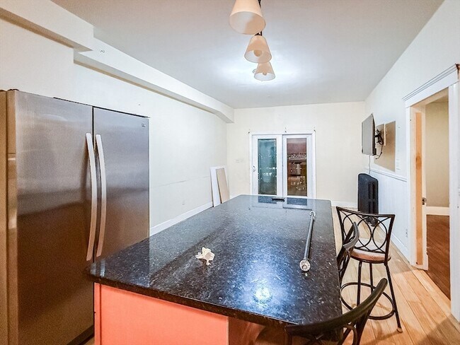 Building Photo - 120 Gladstone St