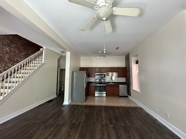 Building Photo - 2027 Russell Blvd