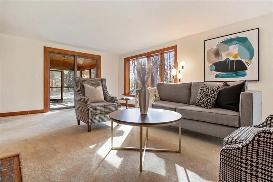 Building Photo - 16 King Philip Trl