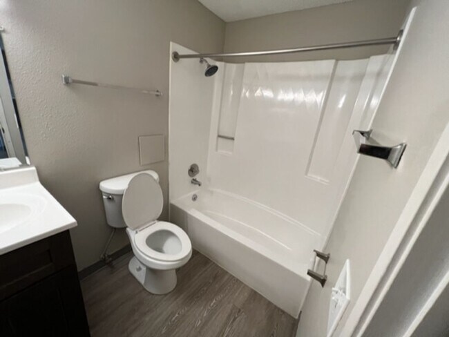 Building Photo - Spacious 2 bedroom in downtown location