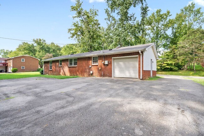Building Photo - 3 Bedroom Home For Rent Near Downtown Clar...