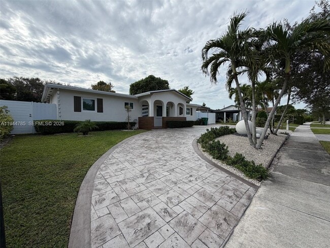 Building Photo - 9920 Jamaica Dr