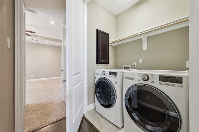 Building Photo - 1113 W 18th St