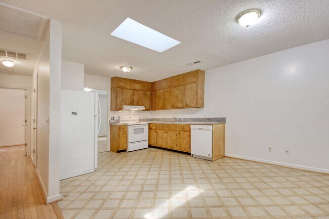 Building Photo - 1028 Duke St