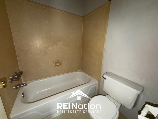 Building Photo - MEMPHIS CHARMER! | Vaulted Ceilings & Hardwood Floors | 3 Bed / 2 Bath & 2-Car Garage