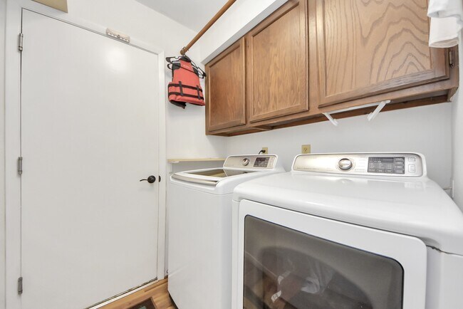 Building Photo - 18 N Deerfoot Cir