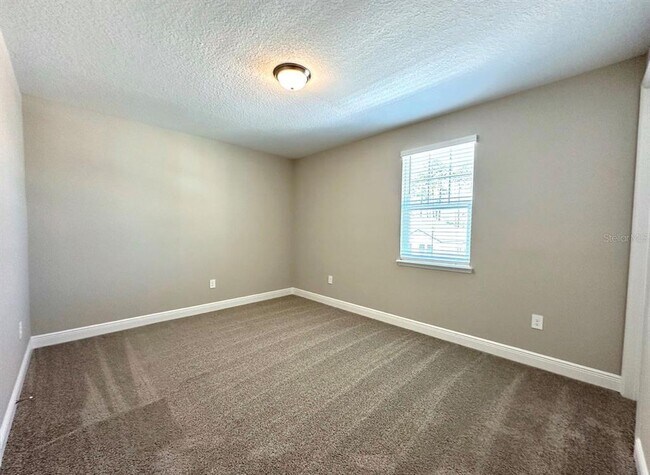 Building Photo - 2122 Divot Dr