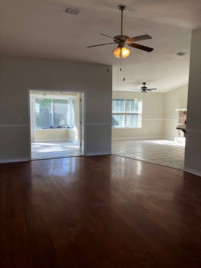 Building Photo - Beautiful Pace Home