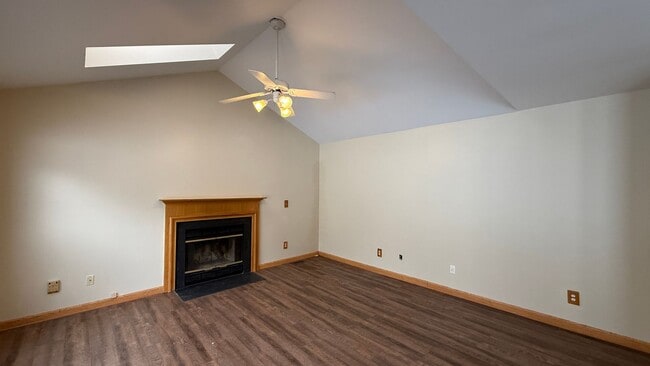 Building Photo - Hampton Oaks Colonial