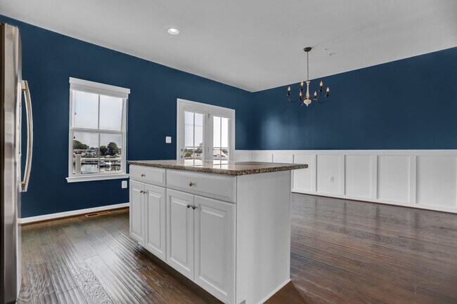 Building Photo - Stunning Townhome with Water Views!