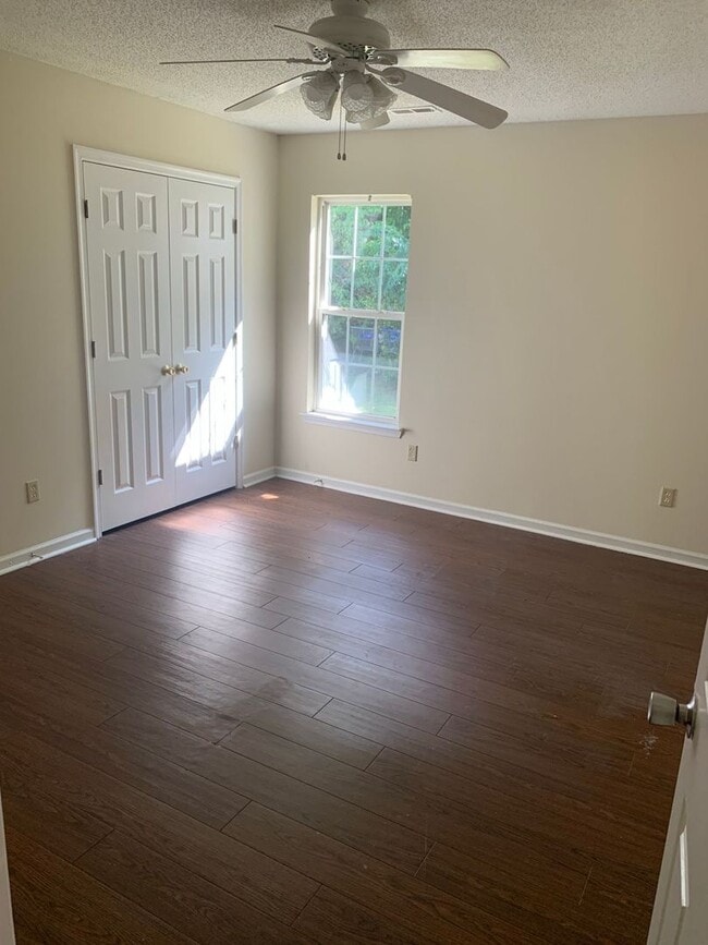 Building Photo - 128 Sutton Dr