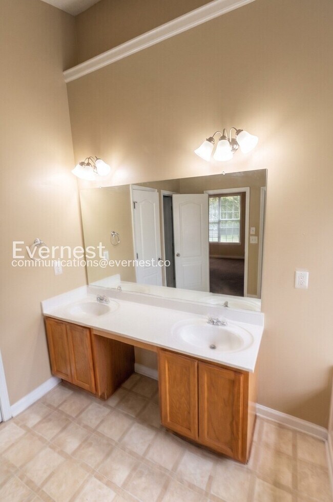 Building Photo - 4 Bed, 2.5 Bath Home with Garage / Pet-Friendly / Coming Soon!