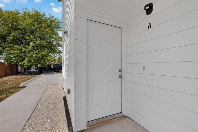 Building Photo - 6909 Wentworth Dr