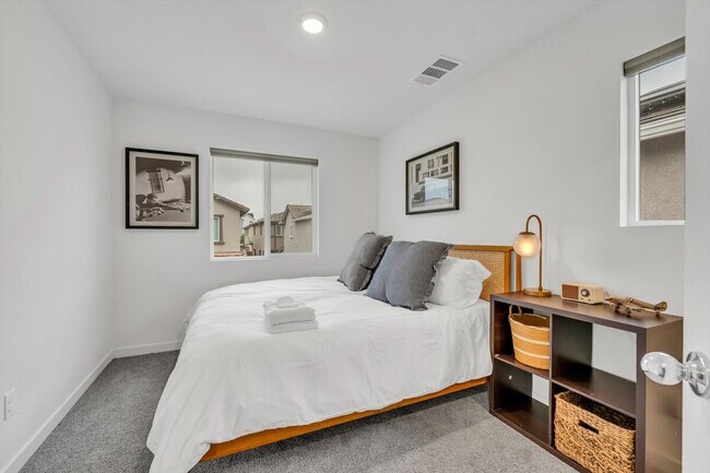 Building Photo - 6001 San Rafael Ln