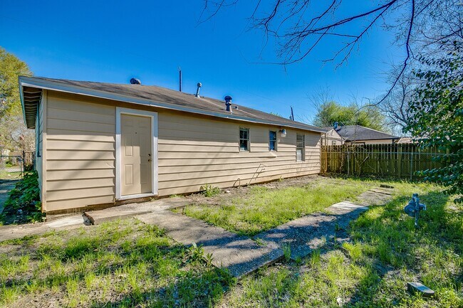 Building Photo - 3742 Dreyfus St